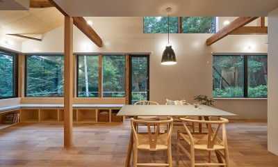 キッチンから森を眺める。照明点灯時。｜草津別荘ー森の中でひっそりと過ごす家ー