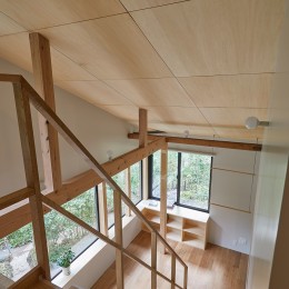 草津別荘ー森の中でひっそりと過ごす家ー (階段上からラウンジを見る)