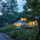 草津別荘ー森の中でひっそりと過ごす家ーの写真 外観　夕景
