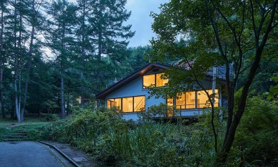 草津別荘ー森の中でひっそりと過ごす家ー (外観　夕景)