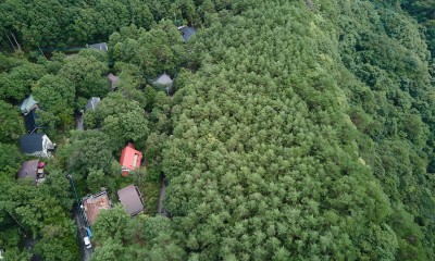 別荘とその周辺　上空より撮影｜草津別荘ー森の中でひっそりと過ごす家ー