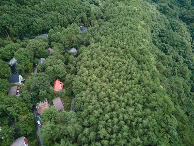 草津別荘ー森の中でひっそりと過ごす家ー (別荘とその周辺　上空より撮影)