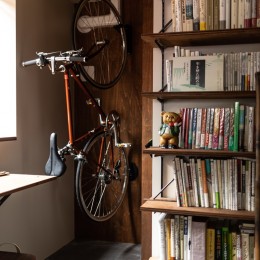 休日は、家で過ごそうーインナーテラス、書斎、そして猫ー｜鷺沼のマンションリノベーション (書斎と自転車置き場)