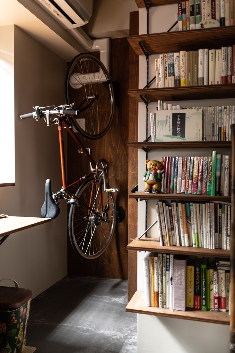 書斎事例：書斎と自転車置き場（休日は、家で過ごそうーインナーテラス、書斎、そして猫ー｜鷺沼のマンションリノベーション）
