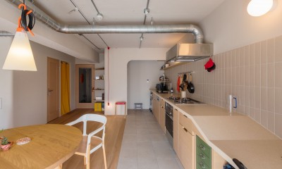 人にやさしいデザインにこだわった空間 (キッチン、パントリー)