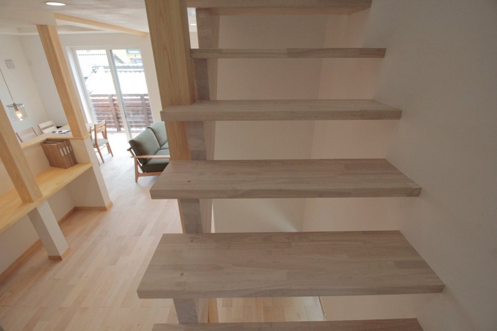 無垢と漆喰と共に呼吸する日々　健やかで穏やかな自然素材の家 (スケルトン階段)