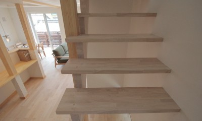 無垢と漆喰と共に呼吸する日々　健やかで穏やかな自然素材の家 (スケルトン階段)