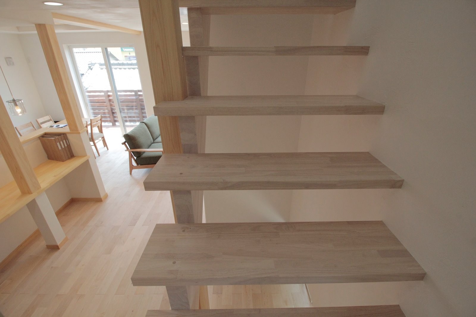 リビングダイニング事例：スケルトン階段（無垢と漆喰と共に呼吸する日々　健やかで穏やかな自然素材の家）