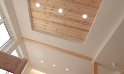 リビングの折り上げ天井｜無垢と漆喰と共に呼吸する日々　健やかで穏やかな自然素材の家