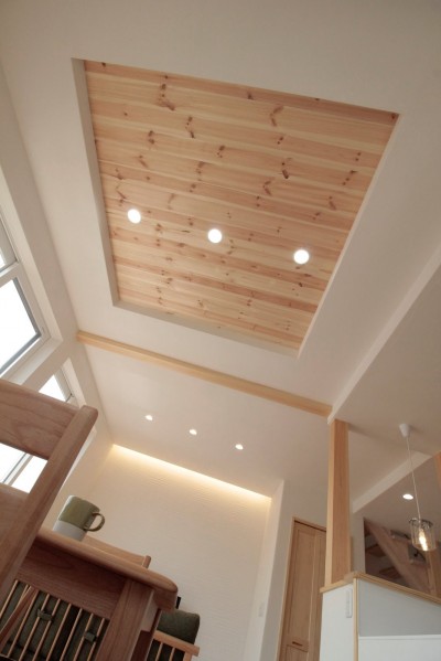 リビングの折り上げ天井 (無垢と漆喰と共に呼吸する日々　健やかで穏やかな自然素材の家)