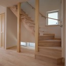 無垢と漆喰と共に呼吸する日々　健やかで穏やかな自然素材の家の写真 階段