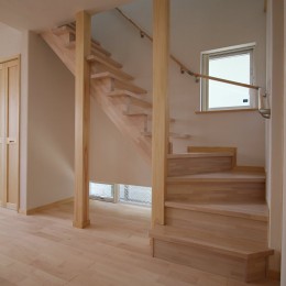 無垢と漆喰と共に呼吸する日々　健やかで穏やかな自然素材の家 (階段)