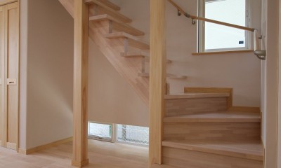 無垢と漆喰と共に呼吸する日々　健やかで穏やかな自然素材の家 (階段)