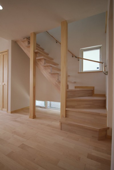 階段 (無垢と漆喰と共に呼吸する日々　健やかで穏やかな自然素材の家)