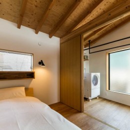 夫婦で暮らすミニマルな木造空間　：　大津の住宅 (寝室)