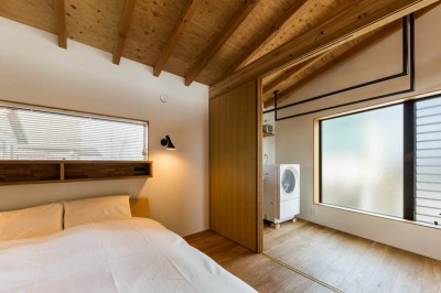 寝室 (夫婦で暮らすミニマルな木造空間　：　大津の住宅)