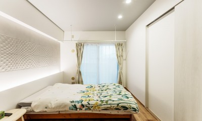寝室｜陽だまりの中でうたた寝が出来る家。－小上がりと玄関収納から組み立てた1LDKー