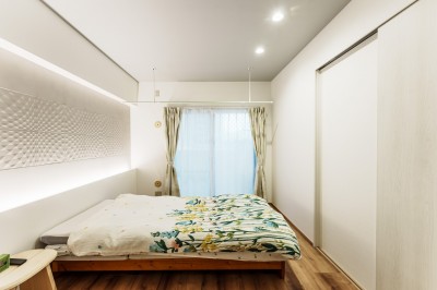 寝室 (陽だまりの中でうたた寝が出来る家。－小上がりと玄関収納から組み立てた1LDKー)