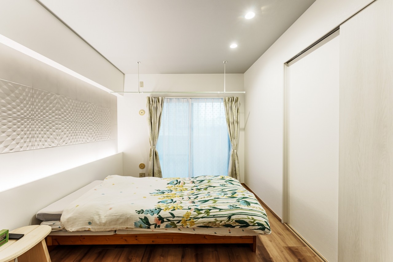 ベッドルーム事例：寝室（陽だまりの中でうたた寝が出来る家。－小上がりと玄関収納から組み立てた1LDKー）