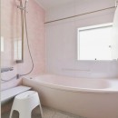 築54年の中古木造住宅を、終の棲家にの写真 明るい浴室