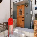 築54年の中古木造住宅を、終の棲家にの写真 緑のガルバリウム外壁とウッド調の玄関ドア、赤いポストが可愛らしい