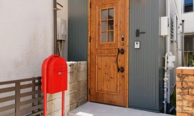 築54年の中古木造住宅を、終の棲家に (緑のガルバリウム外壁とウッド調の玄関ドア、赤いポストが可愛らしい)