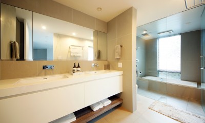 清潔感あふれる洗面室｜変形地を活かした光と風の家／東京都港区