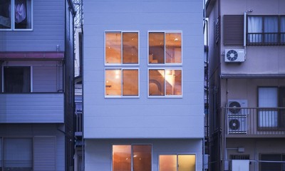 大阪府大阪狭山市T邸〜高い天井に大きな窓のあるLDKスペース . 新築木造２階建て屋上テラス付き住宅