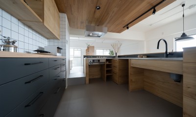 キッチン｜木材のあたたかみに包まれて暮らすリノベーション