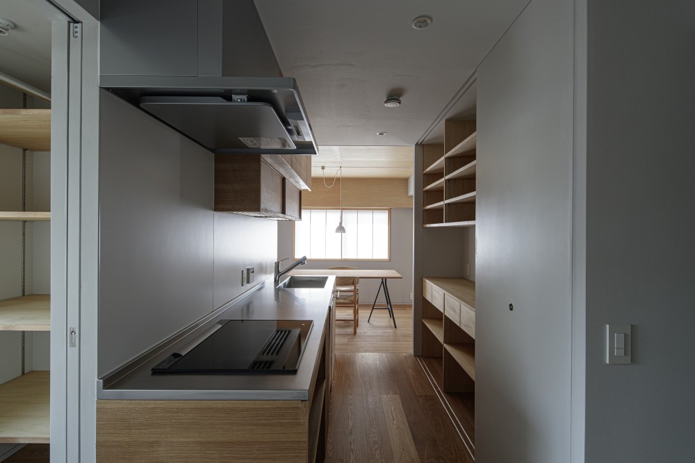 青木律典｜デザインライフ設計室「海老名の住宅 -キッチンが動線の中心にあるリノベーション-」