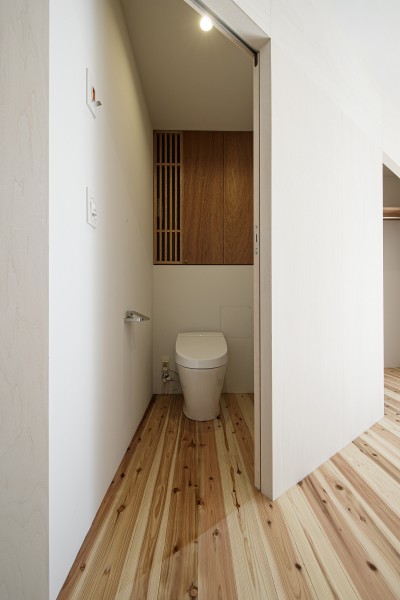 トイレ (鎌倉の住宅 -ゆるやかな繋がりのあるリノベーション-)
