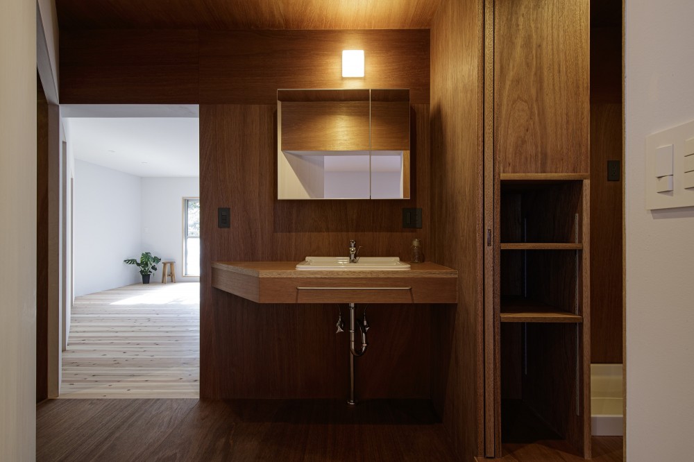 鎌倉の住宅 -ゆるやかな繋がりのあるリノベーション- (洗面室)