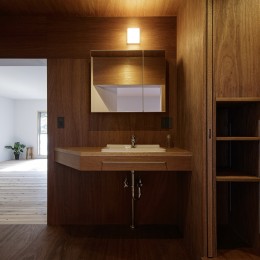 鎌倉の住宅 -ゆるやかな繋がりのあるリノベーション- (洗面室)