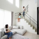 刈谷市Ｉ様邸『延床面積33坪でこの開放感！ 大きな吹抜けがあるコンパクトサイズの家』の写真 リビング階段