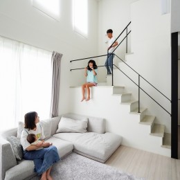 リビング階段 (刈谷市Ｉ様邸『延床面積33坪でこの開放感！ 大きな吹抜けがあるコンパクトサイズの家』)