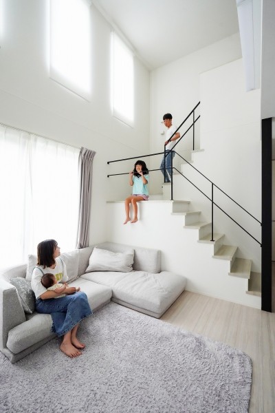 リビング階段 (刈谷市Ｉ様邸『延床面積33坪でこの開放感！ 大きな吹抜けがあるコンパクトサイズの家』)