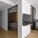 モダンデザインリノベーションの写真 主寝室建具（開）