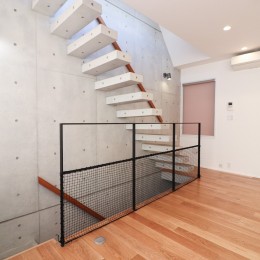 空間を仕切る壁は作らない。デザイナーズ物件のワンルームリノベーション。 (階段)