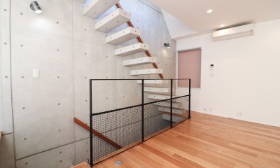 階段｜空間を仕切る壁は作らない。デザイナーズ物件のワンルームリノベーション。