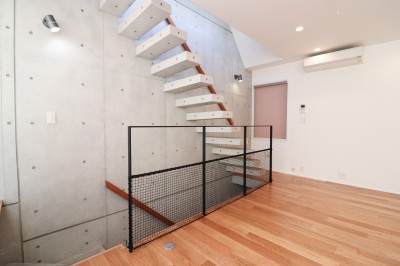 階段 (空間を仕切る壁は作らない。デザイナーズ物件のワンルームリノベーション。)