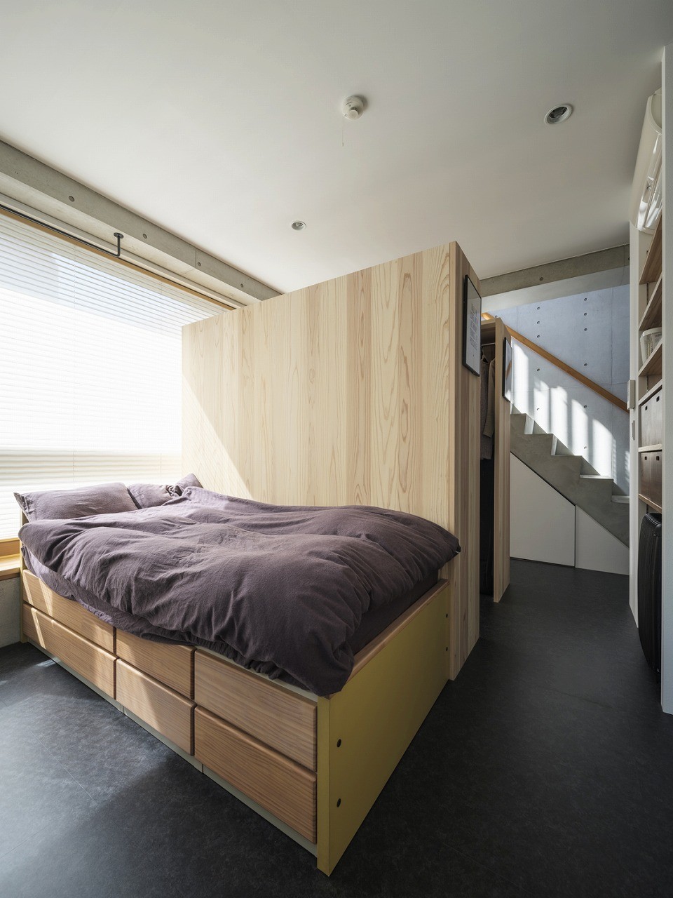 ベッドルーム事例：寝室（空間を仕切る壁は作らない。デザイナーズ物件のワンルームリノベーション。）