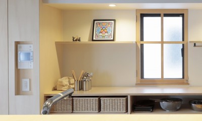 登美ヶ丘のマンションリフォーム／ありのままの質感を活かした風通しの良い家 (キッチン窓)
