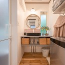扉を開けるごとに広がる思い出の旅行シーンの写真 エキゾチックな柄のモザイクタイルをアクセントにシンプルな造作洗面台を設置。