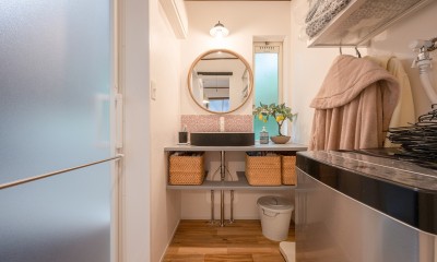 エキゾチックな柄のモザイクタイルをアクセントにシンプルな造作洗面台を設置。｜扉を開けるごとに広がる思い出の旅行シーン
