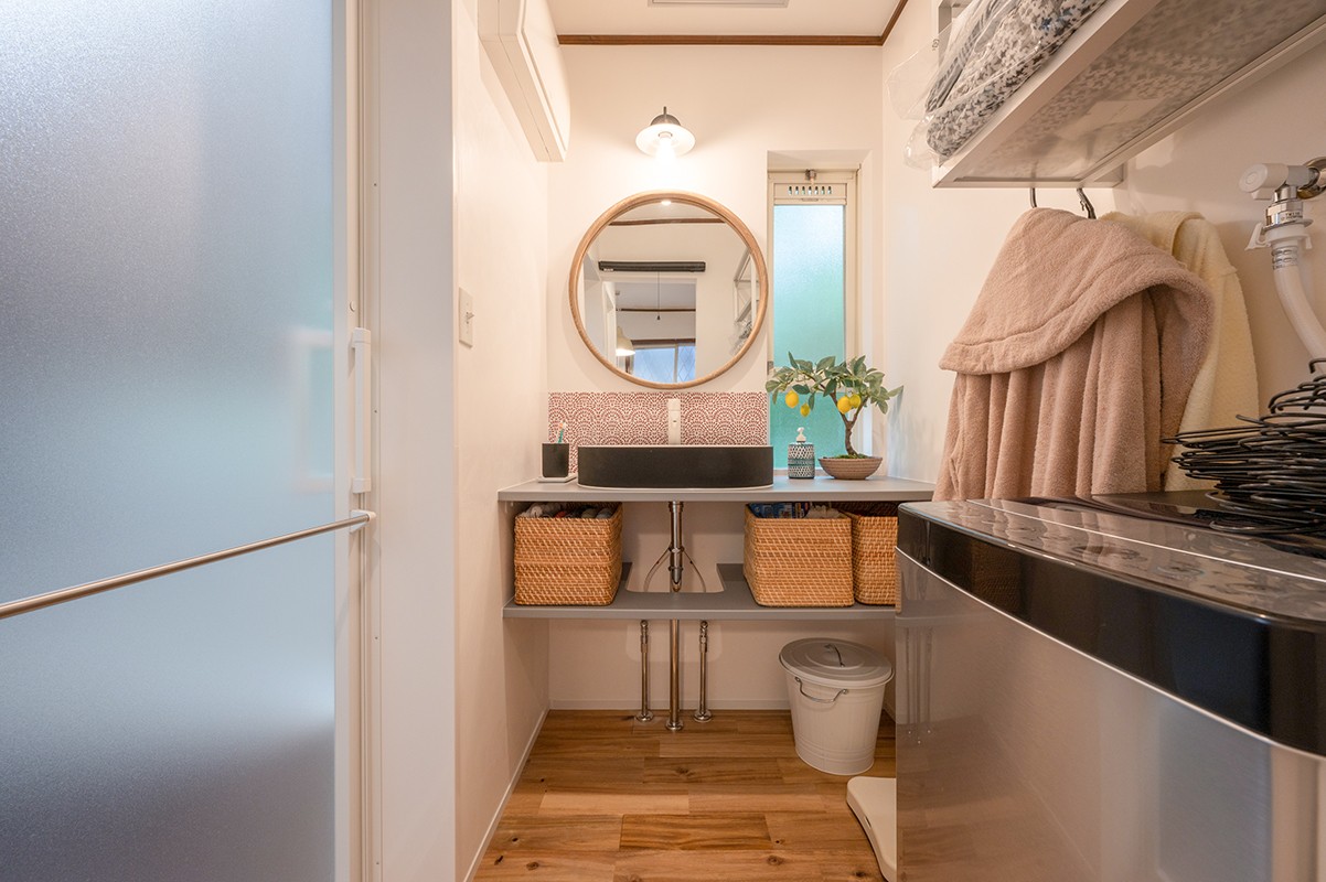 バス/トイレ事例：エキゾチックな柄のモザイクタイルをアクセントにシンプルな造作洗面台を設置。（扉を開けるごとに広がる思い出の旅行シーン）