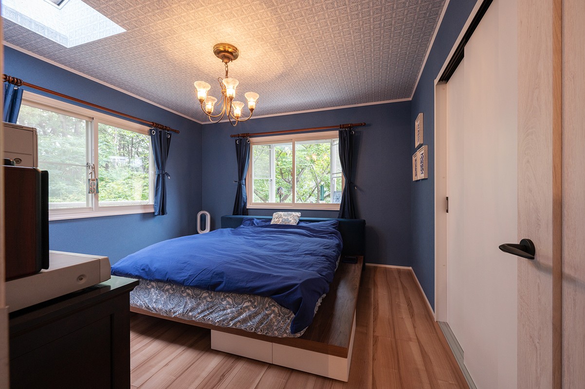 その他事例：ロンドンのクラシックなイメージを反映した、青で揃えた寝室（扉を開けるごとに広がる思い出の旅行シーン）