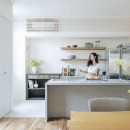 光と色彩の家の写真 シンプルに使うオーダーキッチン