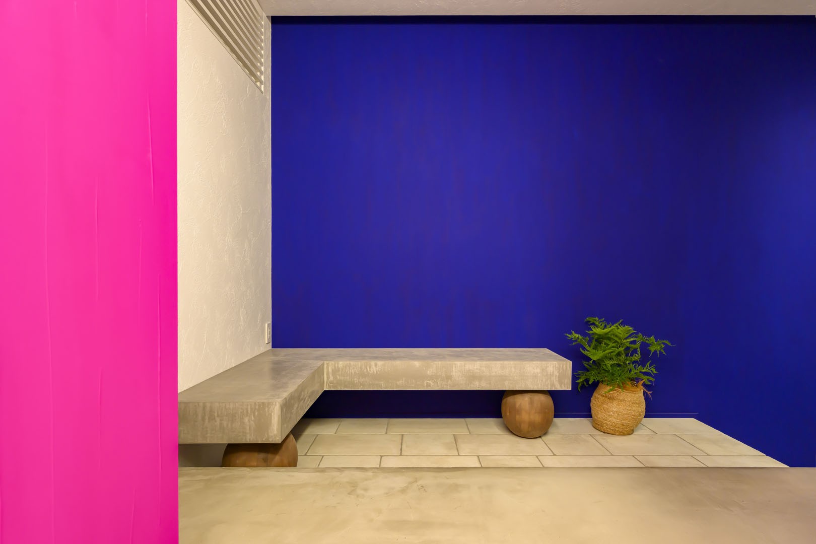 玄関事例：ルイス・バラガンを彷彿とさせるデザイン（光と色彩の家）