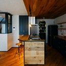家事動線が完璧なモダンブリックスタイルの二世帯住宅の写真 キッチン