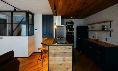 家事動線が完璧なモダンブリックスタイルの二世帯住宅 (キッチン)